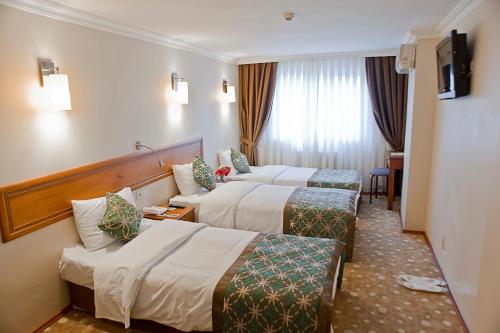 Llit o llits en una habitació de Avlonya Hotel