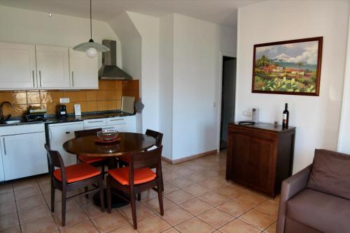 a kitchen and dining room with a table and chairs at Hapimag Ferienwohnungen Puerto de la Cruz in Puerto de la Cruz