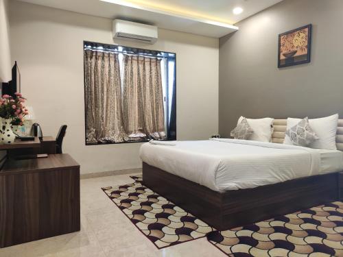Кровать или кровати в номере Visawa Palace Nanded