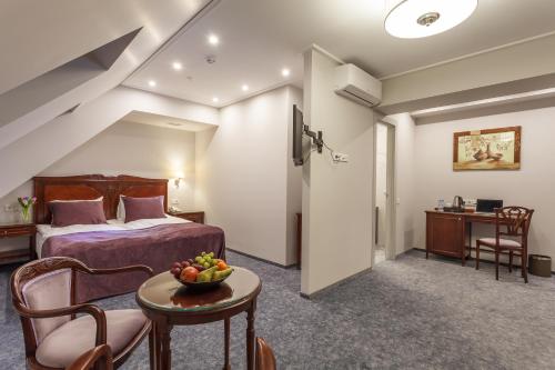 Medea Hotel tesisinde bir odada yatak veya yataklar