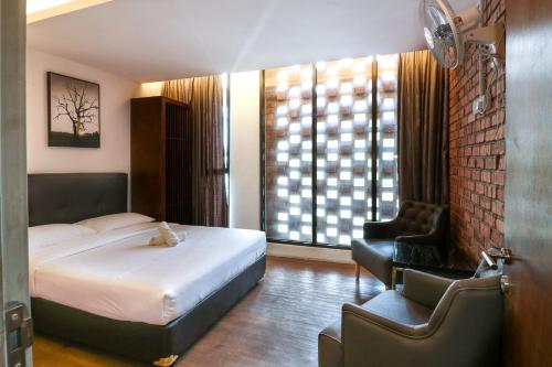 Giường trong phòng chung tại UrbanStay Industrial