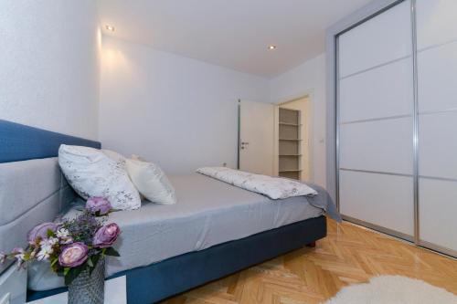 Un dormitorio con una cama con flores. en Family & pet friendly apartment Martina, en Promajna