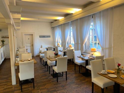 Ein Sitzbereich in der Unterkunft Hotel Flensburger Hof