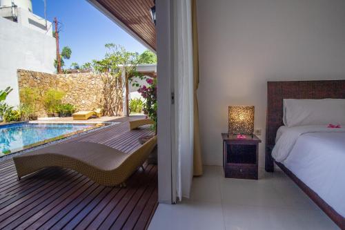 - une chambre avec un lit et une piscine dans l'établissement Lumiere Hotel Gili Trawangan, à Gili Trawangan
