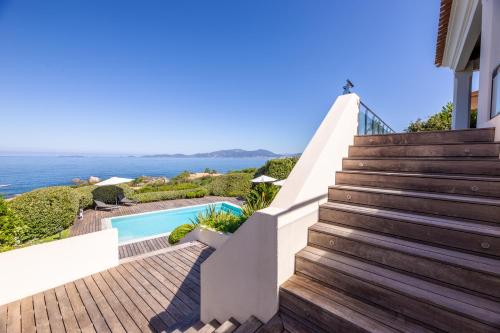 Un escalier mène à une maison avec piscine. dans l'établissement A Casa Nostra, à Coti-Chiavari