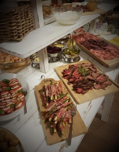 una mesa llena de diferentes tipos de comida en Utvika Camping, en Nes