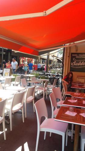 une rangée de tables et de chaises dans un restaurant dans l'établissement STUDIO 3mn A PIED DE LA PLAGE AVEC TERRASSE, à Antibes