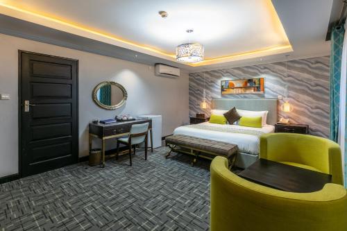 um quarto de hotel com uma cama e uma secretária em The Melva Guest House em Gaborone