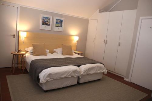 Tempat tidur dalam kamar di The Boardwalk Accommodation