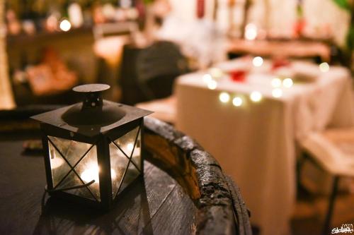 uma lanterna em cima de uma mesa de madeira em B&B Va...lentina em Piavata
