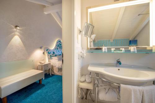 bagno con lavandino e specchio di Piccolo Grand Hotel a Pizzo