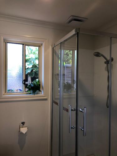 ein Bad mit einer Dusche und einem Fenster in der Unterkunft Charlie sweet home at Mornington Peninsula in Mount Martha