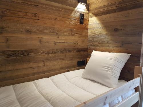 Ένα ή περισσότερα κρεβάτια σε δωμάτιο στο Les étoiles de la plagne le Diamant
