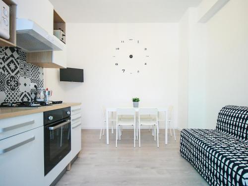 uma cozinha e sala de jantar com uma mesa e um sofá em ChilometroZERO luxury apartment em Nápoles