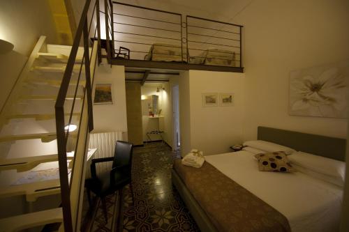 - une chambre avec des lits superposés et un escalier dans l'établissement L'eco dei sassi, à Matera
