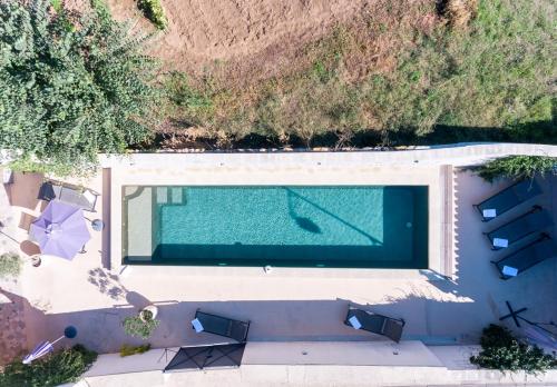 - une vue sur la piscine et ses chaises dans l'établissement chez nico, à Bédoin