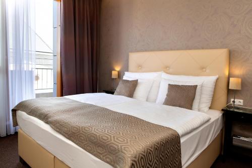 Postel nebo postele na pokoji v ubytování Danubia Gate Hotel