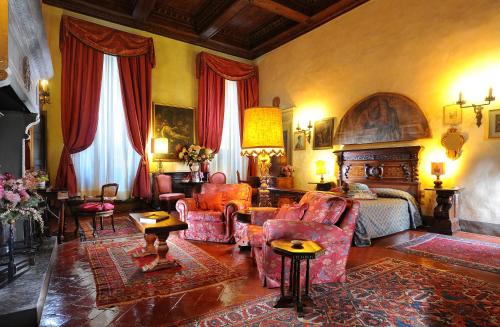 a living room filled with furniture and a bed at Hotel Monna Lisa in Florence