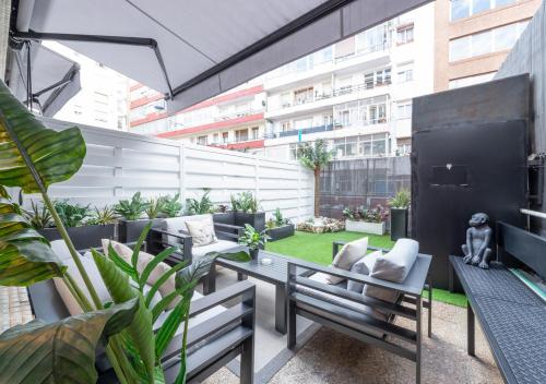 un patio en la azotea con bancos y césped en BILBAO METROPOLITAN by STAYNN APARTMENTS, en Bilbao