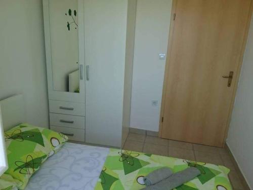 sypialnia z łóżkiem, szafą i drzwiami w obiekcie Apartmani Samanta Vir w mieście Vir