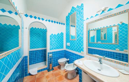 サン・パンタレオにあるVilla Granitiの青いバスルーム(トイレ、シンク付)