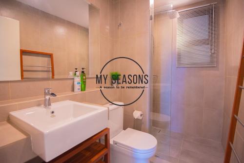 クアンタンにあるTimurbay by My Seasonsのバスルーム(洗面台、トイレ、シャワー付)