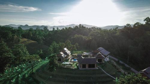 Vue aérienne d'une maison dans une forêt dans l'établissement Ing Chan Farm /ไร่อิงจันทร์, à Chiang Rai