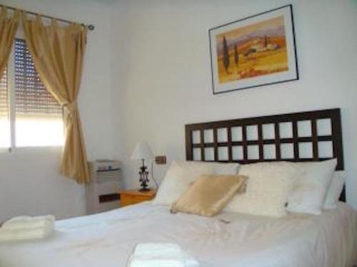 sypialnia z białym łóżkiem i oknem w obiekcie Private Villa with Private Pool Barrio de la Fuensanta w mieście Torre del Rame