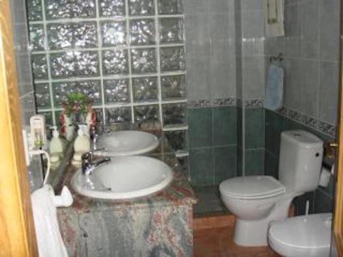 łazienka z dwiema umywalkami i toaletą w obiekcie Private Villa with Private Pool Barrio de la Fuensanta w mieście Torre del Rame