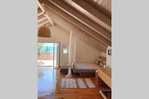 ein Wohnzimmer mit einem Bett und einem Fenster in der Unterkunft Riza Resort in Rizá