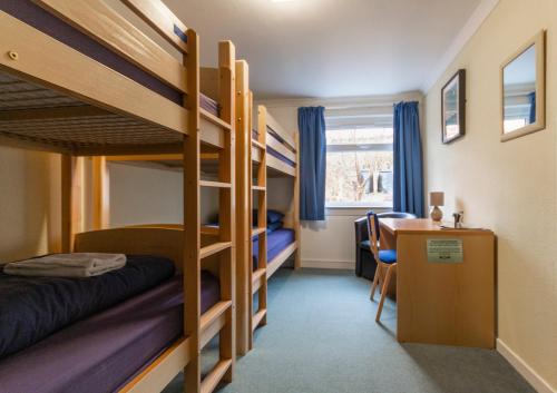 Katil dua tingkat atau katil-katil dua tingkat dalam bilik di Ullapool Youth Hostel