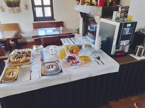 ein Tisch mit einem Buffet mit Speisen darauf in der Unterkunft Villa Iva in Rakovica