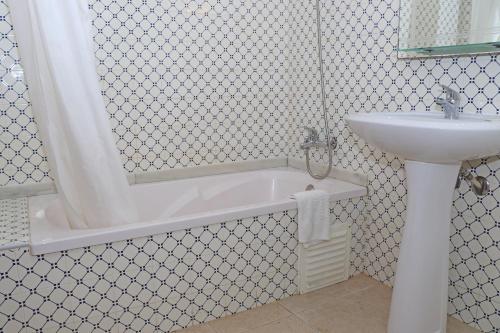 Phòng tắm tại Apartamentos Paula Bela by Garvetur
