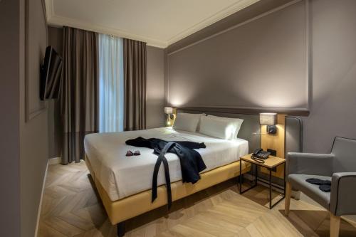 ein Hotelzimmer mit einem Bett und einem Stuhl in der Unterkunft Best Western Hotel Astrid in Rom