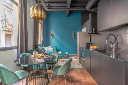 バルセロナにあるTSA La Rosaの青い壁のキッチン(テーブル、椅子付)