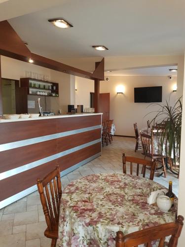 ein Esszimmer mit einem Tisch und einer Bar in der Unterkunft Hostel Rest in Krakau