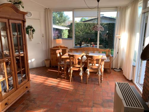 a dining room with a table and chairs at Rustig gelegen vakantiebungalow in Kortgene