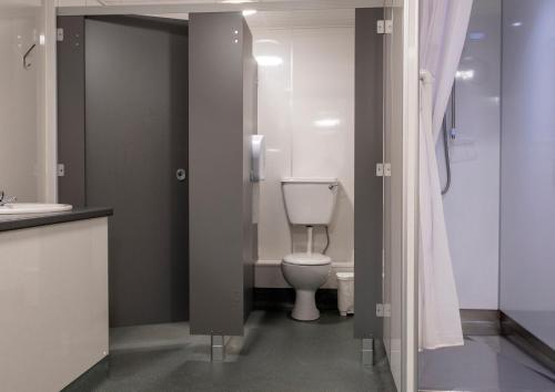 La salle de bains est pourvue de toilettes et d'un lavabo. dans l'établissement Ullapool Youth Hostel, à Ullapool