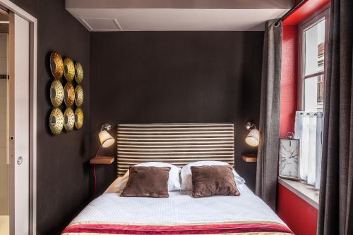 - une chambre avec un lit et 2 oreillers dans l'établissement Le 84 Sainte-Cath', à Lille