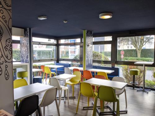 Un restaurante o sitio para comer en ibis budget Saint-Omer Centre