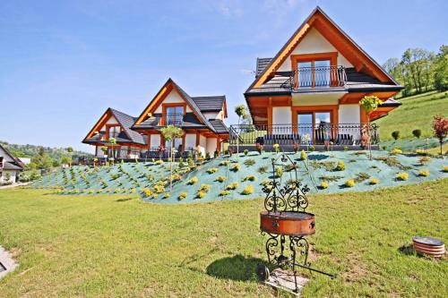 a house with a lot of pumpkins in the yard at Osada domków Baca in Poronin