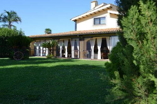 a large house with a green yard in front of it at Aquilamaior in Tragliata