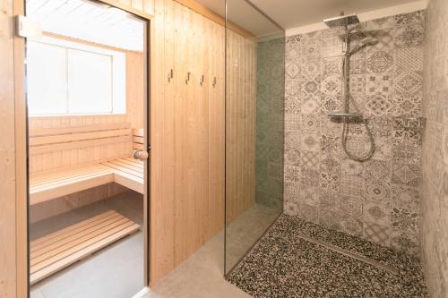 uma casa de banho com um chuveiro e uma porta de vidro em Ski & Sauna House - 400 m do stoku - dom dla 8os - Dream Apart em Szczyrk