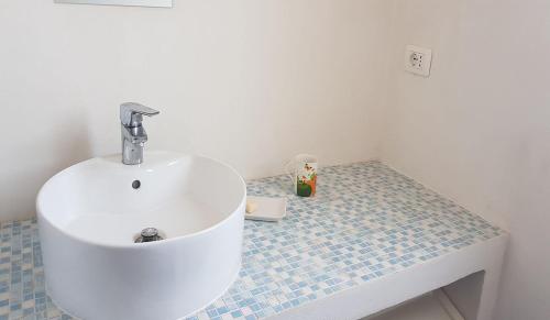 a bathroom with a white sink and a counter at villa Lùmar fronte mare in Pachino