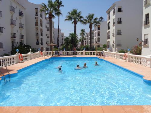 eine Gruppe von Personen in einem Pool in einem Hotel in der Unterkunft Appartement Punta Almina 100 m from t h e sea in San Luis de Sabinillas