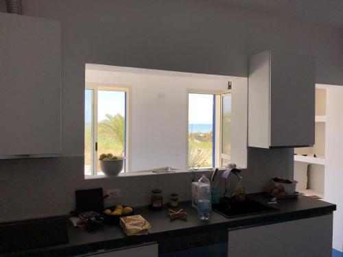 Kuchyňa alebo kuchynka v ubytovaní villa Lùmar fronte mare