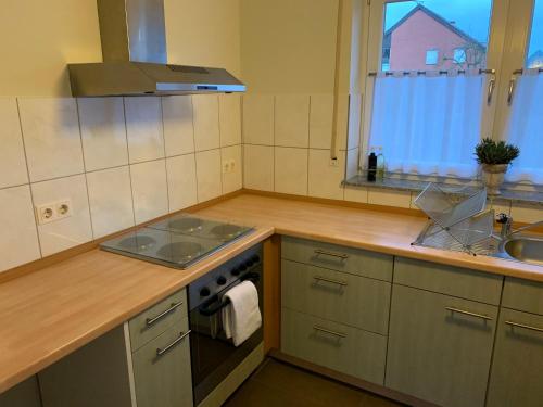 een keuken met een wastafel en een fornuis bij Ferienwohnung Franke in Ahaus