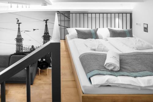 - une chambre avec un grand lit et un escalier dans l'établissement Jobelhome Apartments, à Budapest