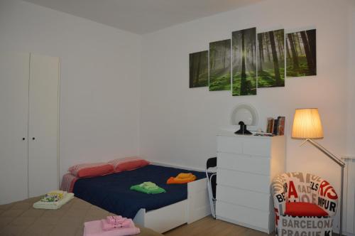 1 dormitorio con cama, escritorio y silla en L'angoletto, en Matera