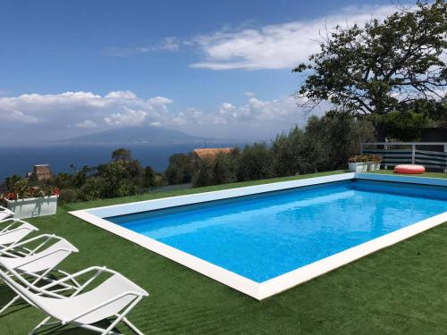 A piscina localizada em Sorrento Olive Tree Garden ou nos arredores